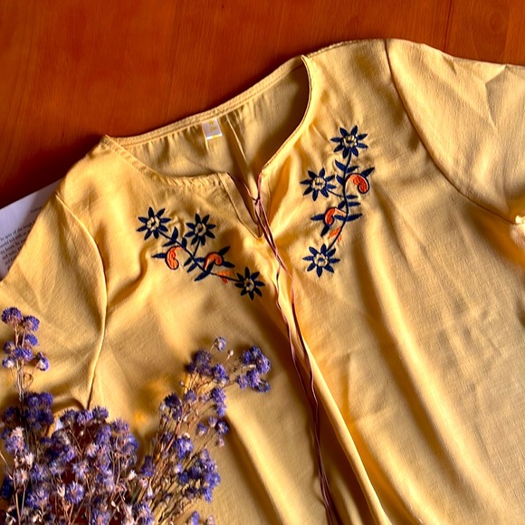 Yellow embroidered floral top with frill sleeves - Picture 2 of 5